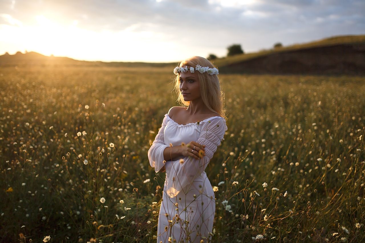 Girls in Slavic costumes in Jammu